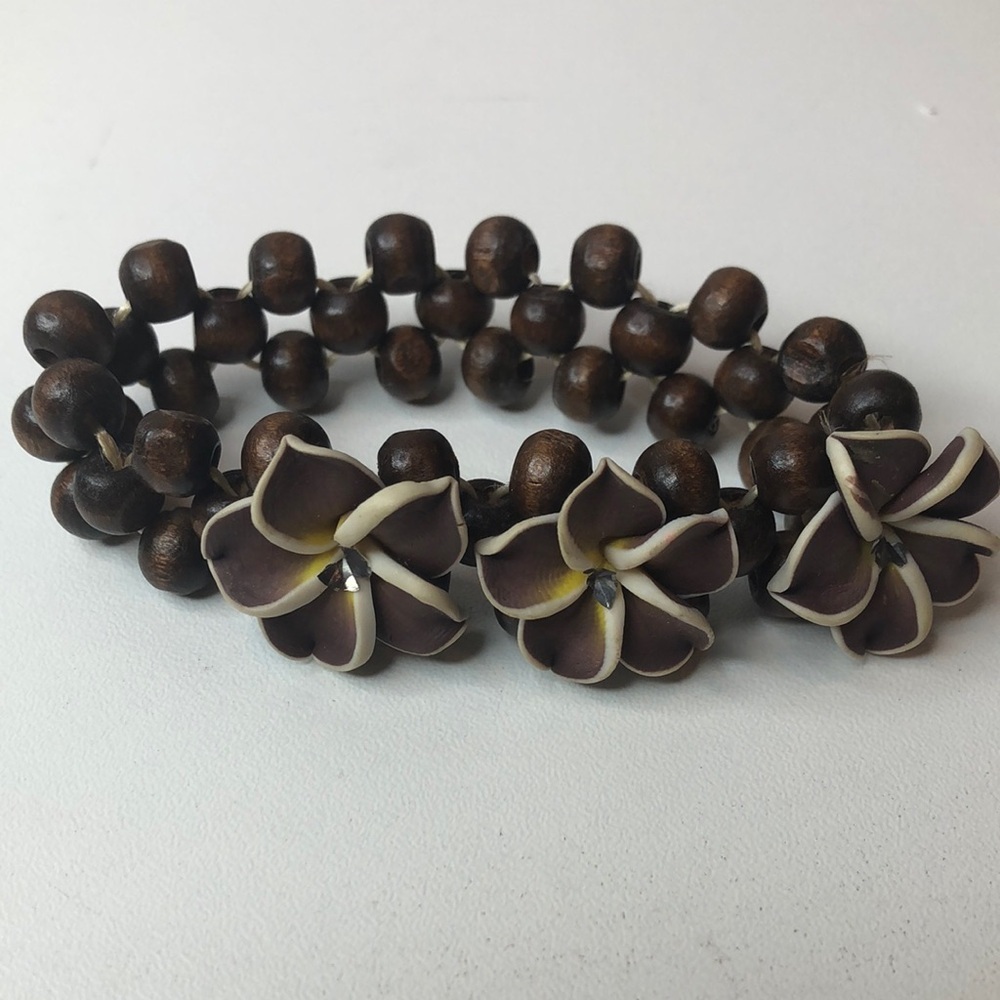 Brown and Cream Floral Beaded Hawaiian Plumeria Stretch Bracelet - Picture 3 of 9